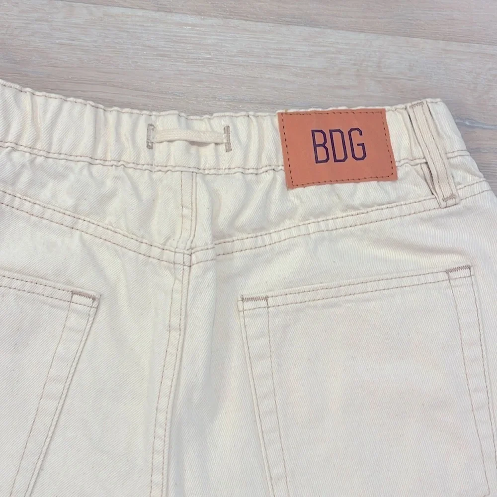NWT Urban Outfitters BDG A-Line Cutoff Ivory High-Rise Baggy Denim shorts